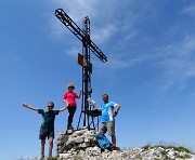 03 Alla croce di vetta della Corna Piana (2302 m)